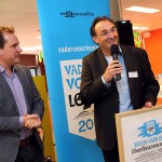 Frans Bergfeld, directeur Bibliotheek Waterland, neemt het Voorleesconvenant in ontvangst