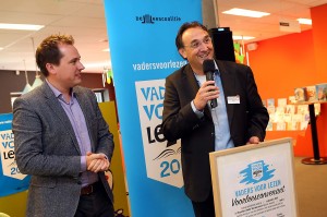 Frans Bergfeld, directeur Bibliotheek Waterland, neemt het Voorleesconvenant in ontvangst