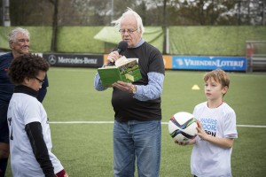Bram van der Vlugt leest voor bij aanvang van de wedstrijd.